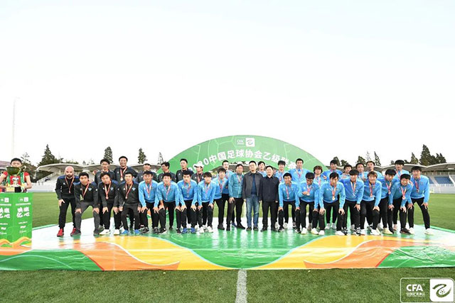 巴黎vs拜仁球迷挂出横幅：滚蛋，财阀纳赛尔！